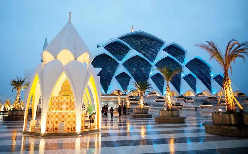 MENYEMARAKKAN RAMADAN: Sejumlah pengujung sedang berwudhu di Masjid Raya Al-Jabbar, Kota Bandung (25/3).