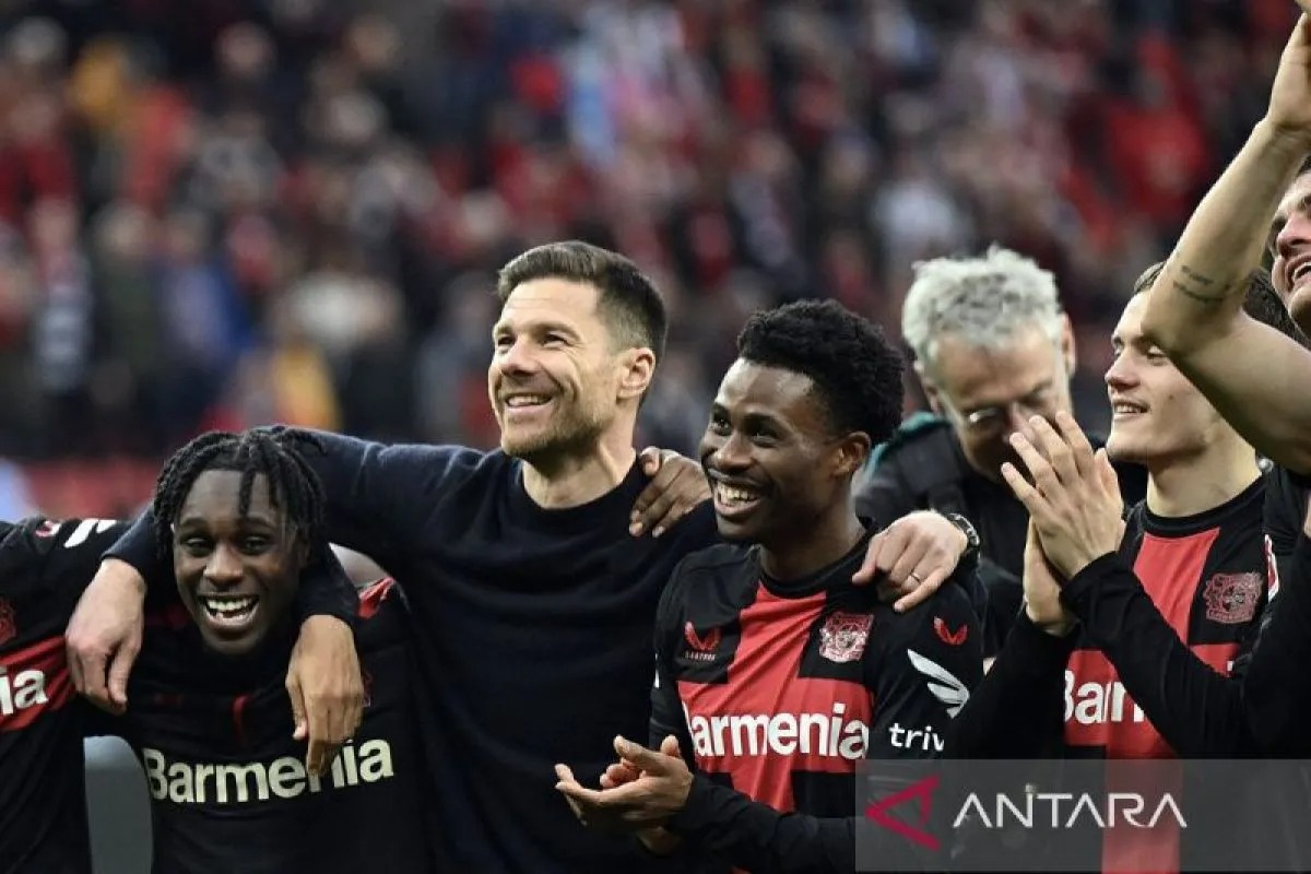 Pelatih Xabi Alonso bersama pemain Bayer Leverkusen.