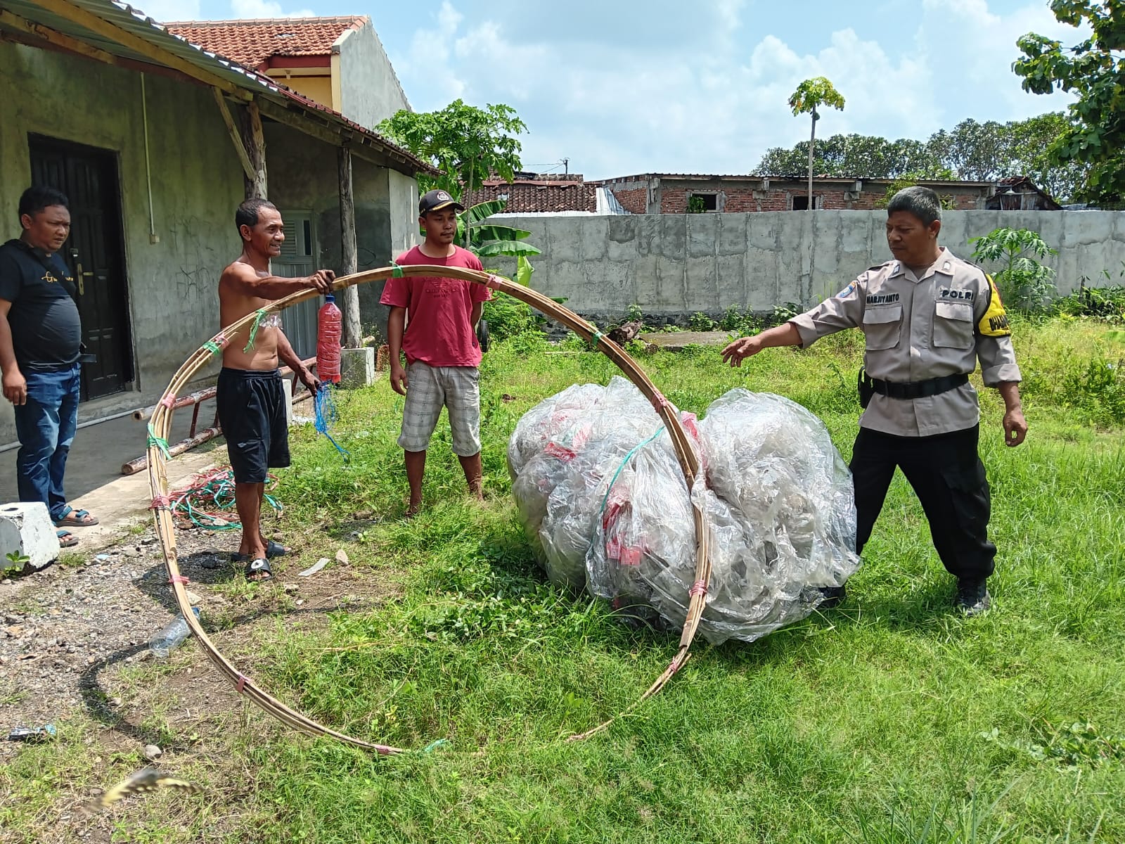 Plastik balon udara yang jatuh telah diamankan warga di Desa Mayungan, Kecamatan Ngawen, Klaten diserahkan ke polisi, Senin (15/4/2024)