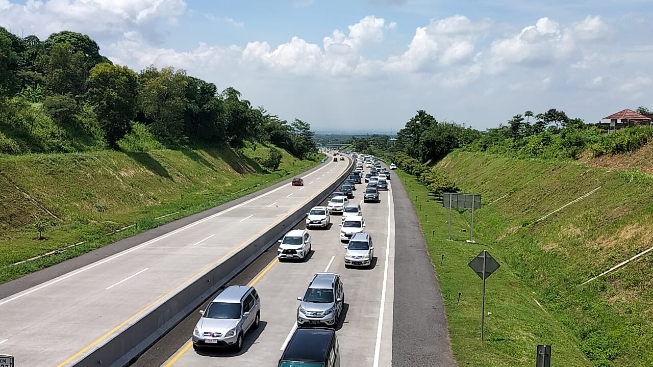 Kendaraan pribadi melintas di jalan tol Semarang-Solo KM 482.
