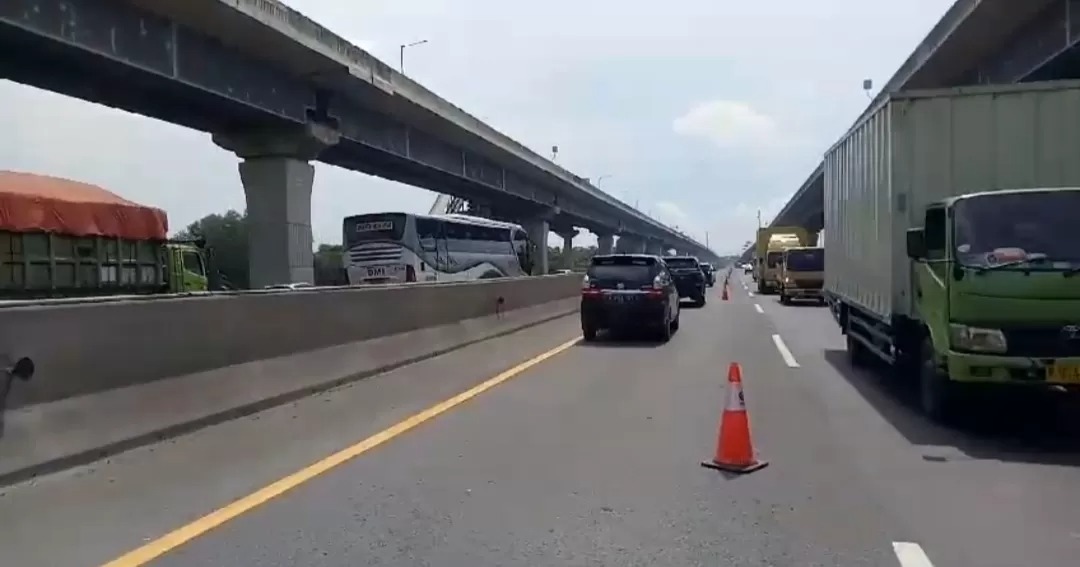 Ilustrasi contraflow di ruas Jalan Tol Jakarta-Cikampek.