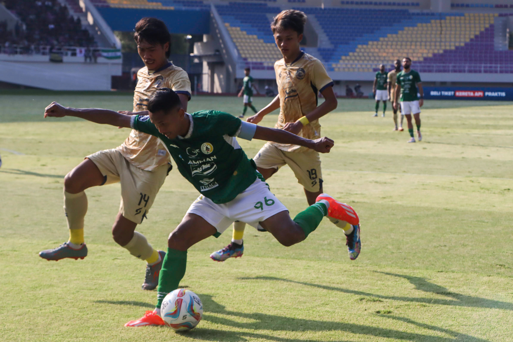 Kapten PSS Sleman Abduh Lestaluhu dikawal ketat dua pemain Arema FC di Stadion Manahan, Senin sore (15/4/2024).