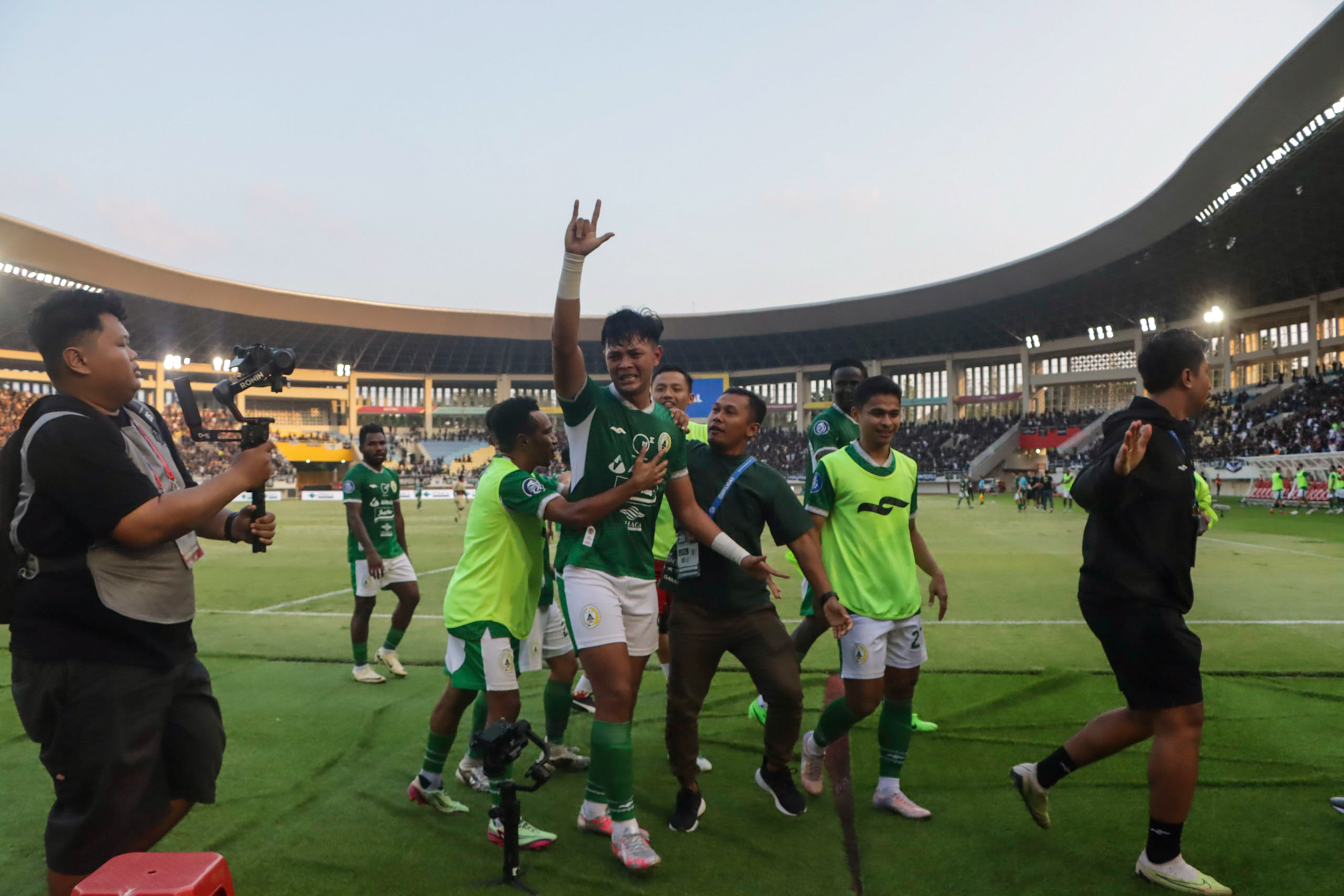 Pemain PSS Sleman melakukan selebrasi usai menjebol gawang Arema FC di Stadion Manahan,&nbsp;Senin sore (15/4/2024).