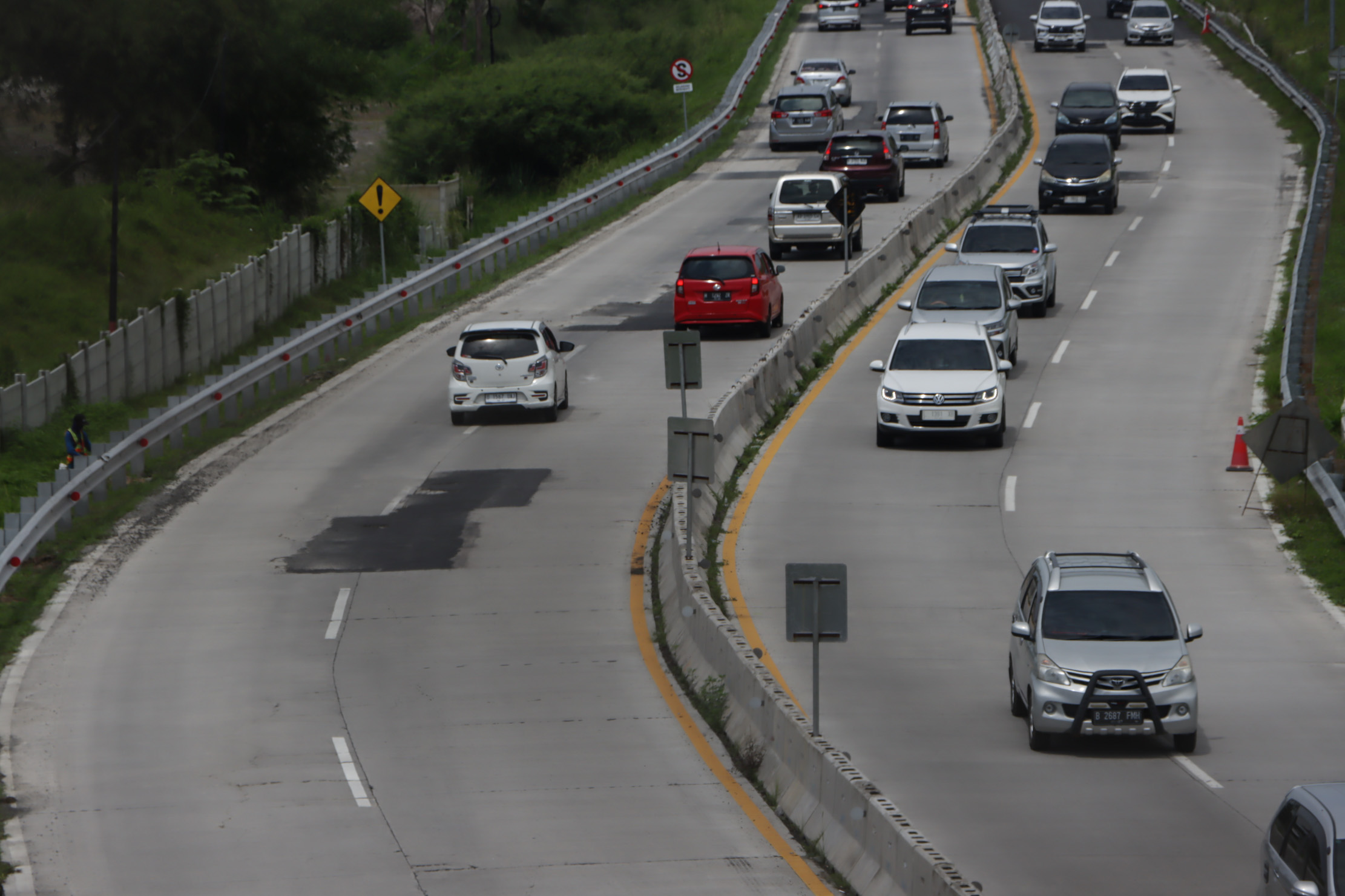 Ruas Tol Solo-Semarang dipadati kendaraan pribadi yang baru masuk dari Gerbang Tol Colomadu (15/4/2024).&nbsp;