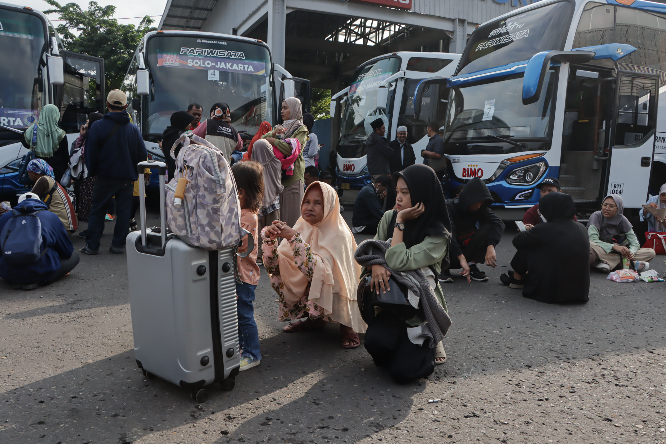 Pemudik yang mengikuti program mudik gratis yang digelar Kementerian Perhubungan di Terminal Tirtonadi Kota Solo, Senin (15/6/20204).
