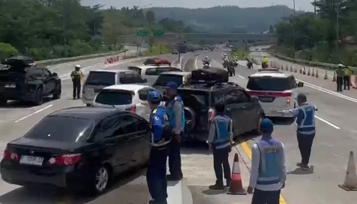 PT Jasa Marga melakukan perpanjangan one way di KM 442 Bawen Ruas Tol Semarang-Solo, pada Senin (15/4) siang.