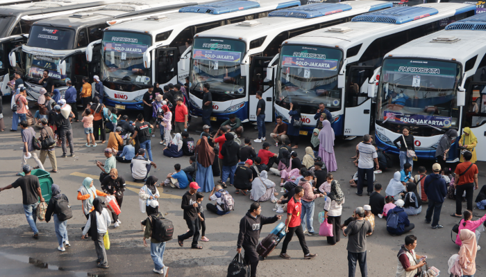 Suasana mudik gratis Lebaran di Terminal Tirtonadi Solo.