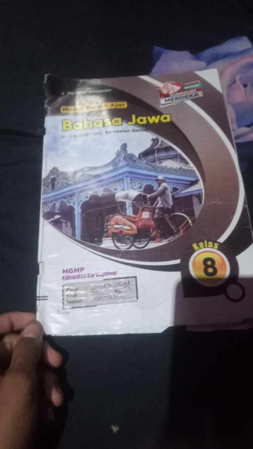 Salah satu modul muatan lokal (mulok) SMP di Karanganyar. (Rudi Hartono/Radasr Solo)