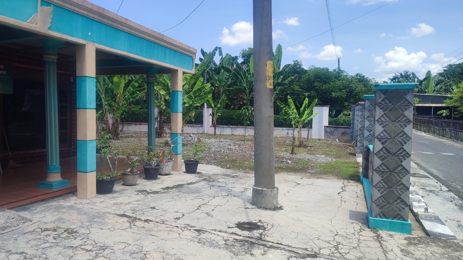 Salah satu tiang listrik di dekat rumah warga. Pemilik bisa memohon dipindah ke PLN. (Ahmad Khairudin/Radar Solo)