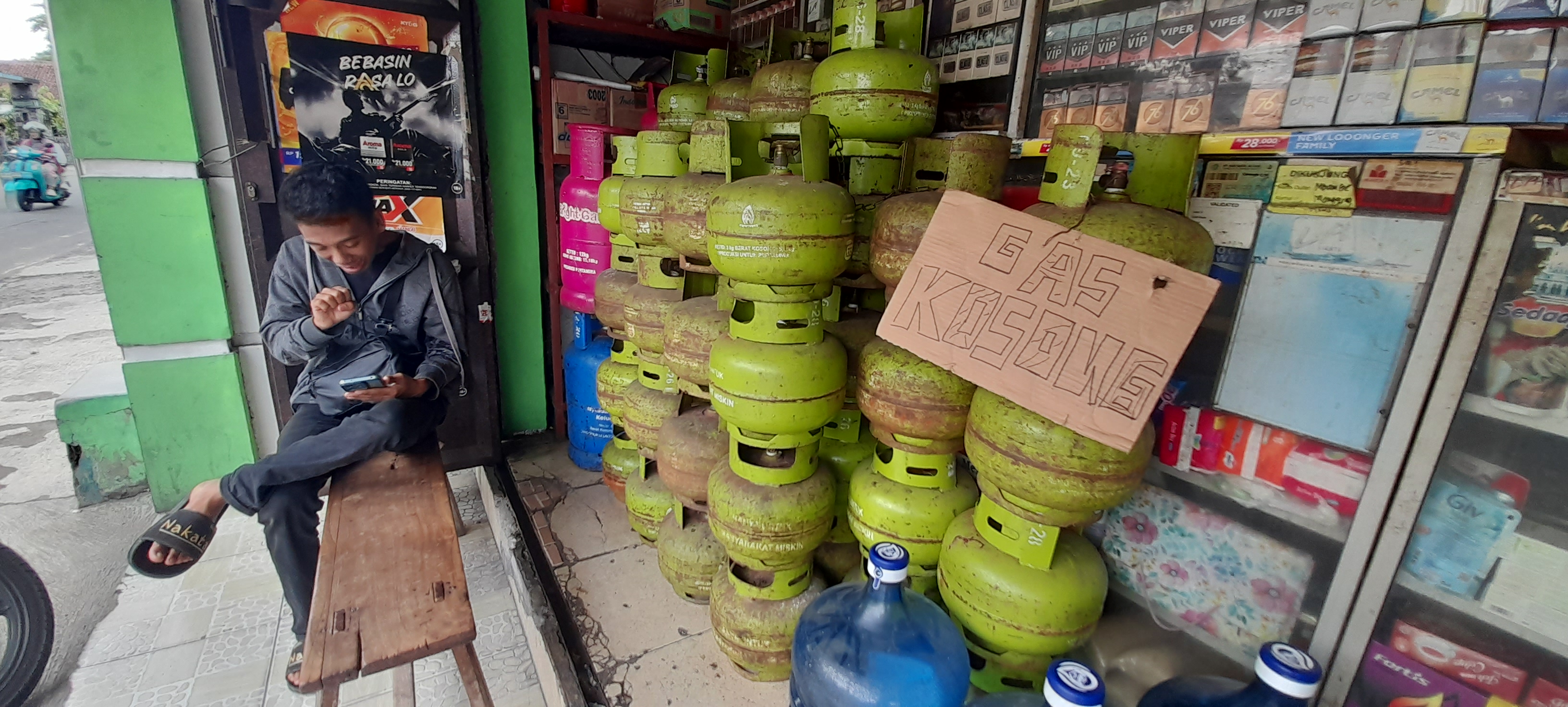 Kelangkaan gas elpiji melon di sejumlah kecamatan terjadi di tingkat pengecer. (Rudi Hartono/Radar Solo)