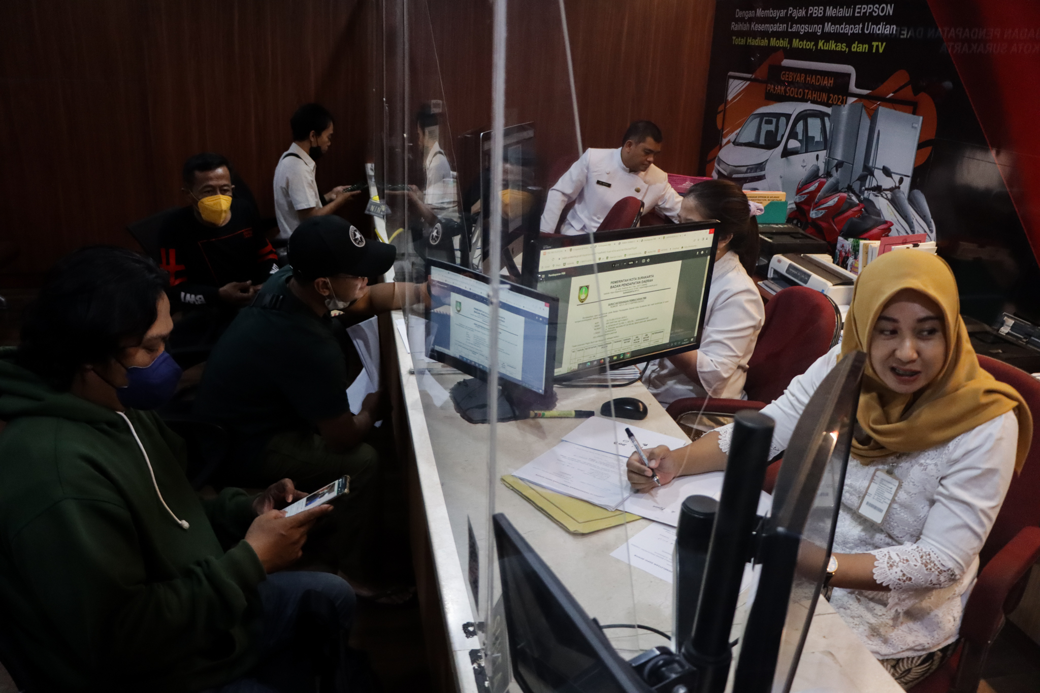 Pegawai Bapenda Kota Solo berikan pelayanan sebelum Lebaran.