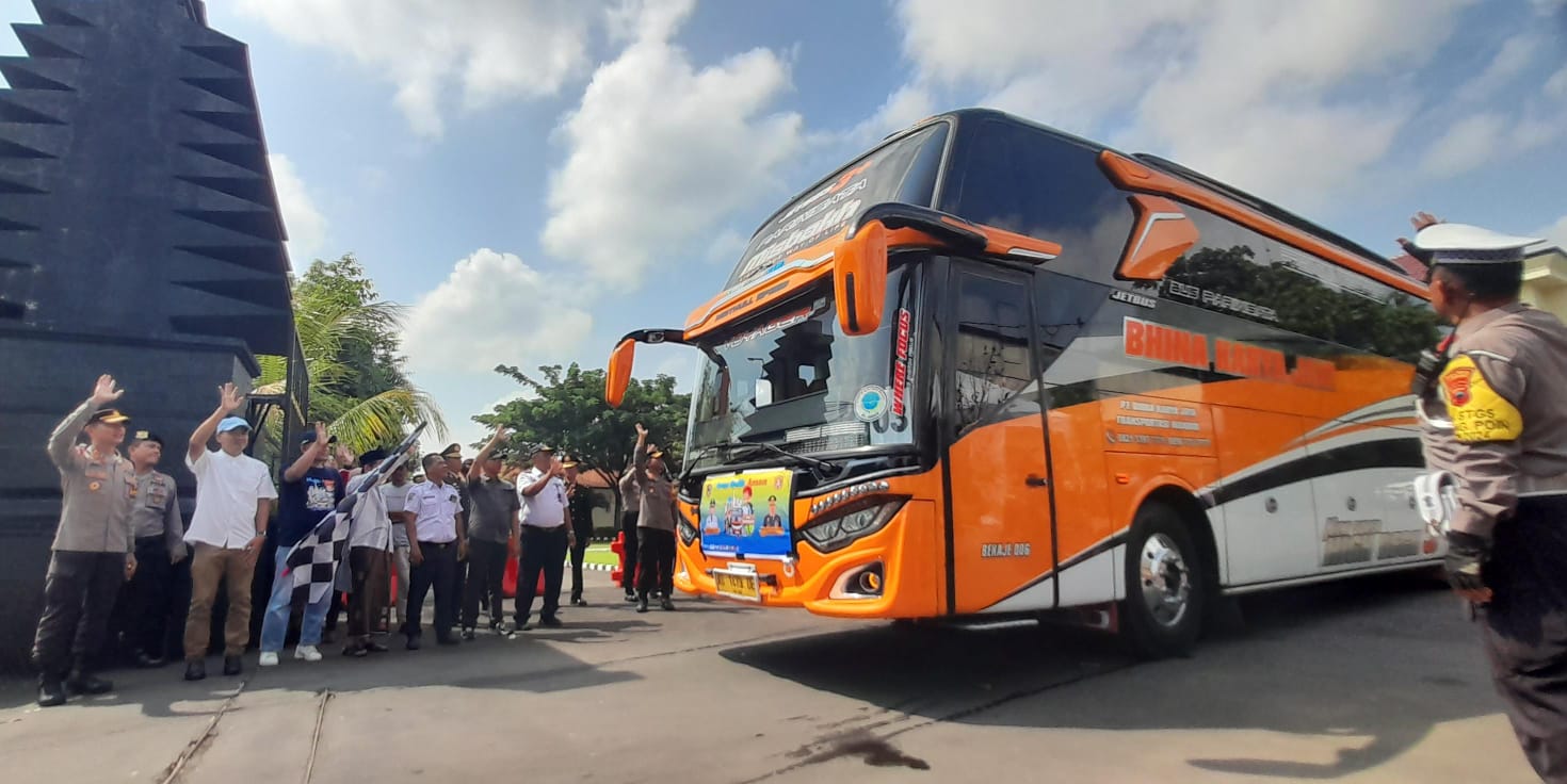 Pemberangkatan ratusan peserta program Balik Gratis dari Pemkab Karanganyar bersama stakeholder. (Rudi Hartono/Radar Solo)