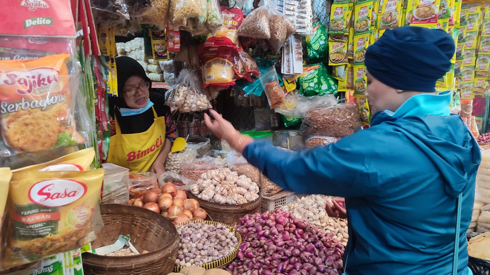 Harga bawang merah di salah satu pasar di Sragen tembus Rp 60 ribu per kilogram. (Ahmad Khairudin/Radar Solo)