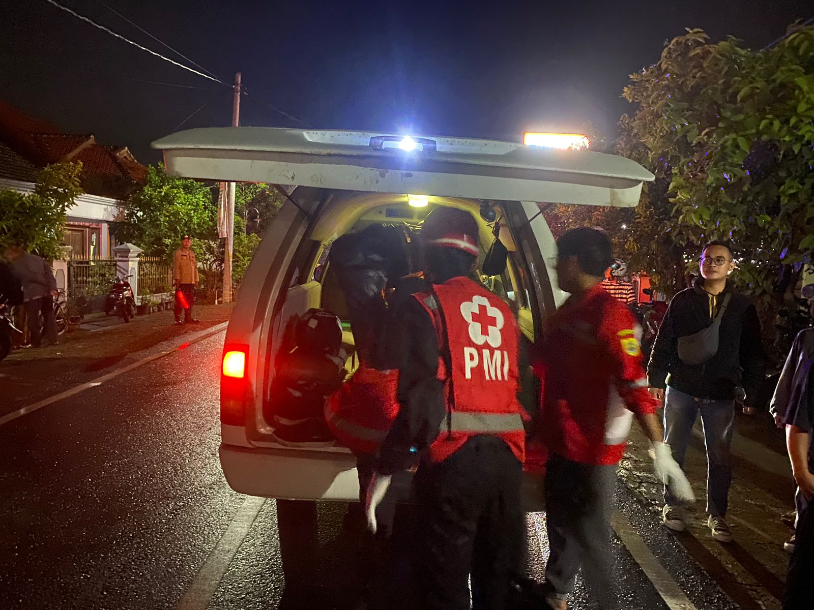 Personel PMI Sragen mengevakuasi pemotor yang meninggal dunia setelah kecelakaan di Jalan Raya Sragen-Balong, Dusun Bulakrejo, Desa Blimbing, Kecamatan Sambirejo, Sragen.