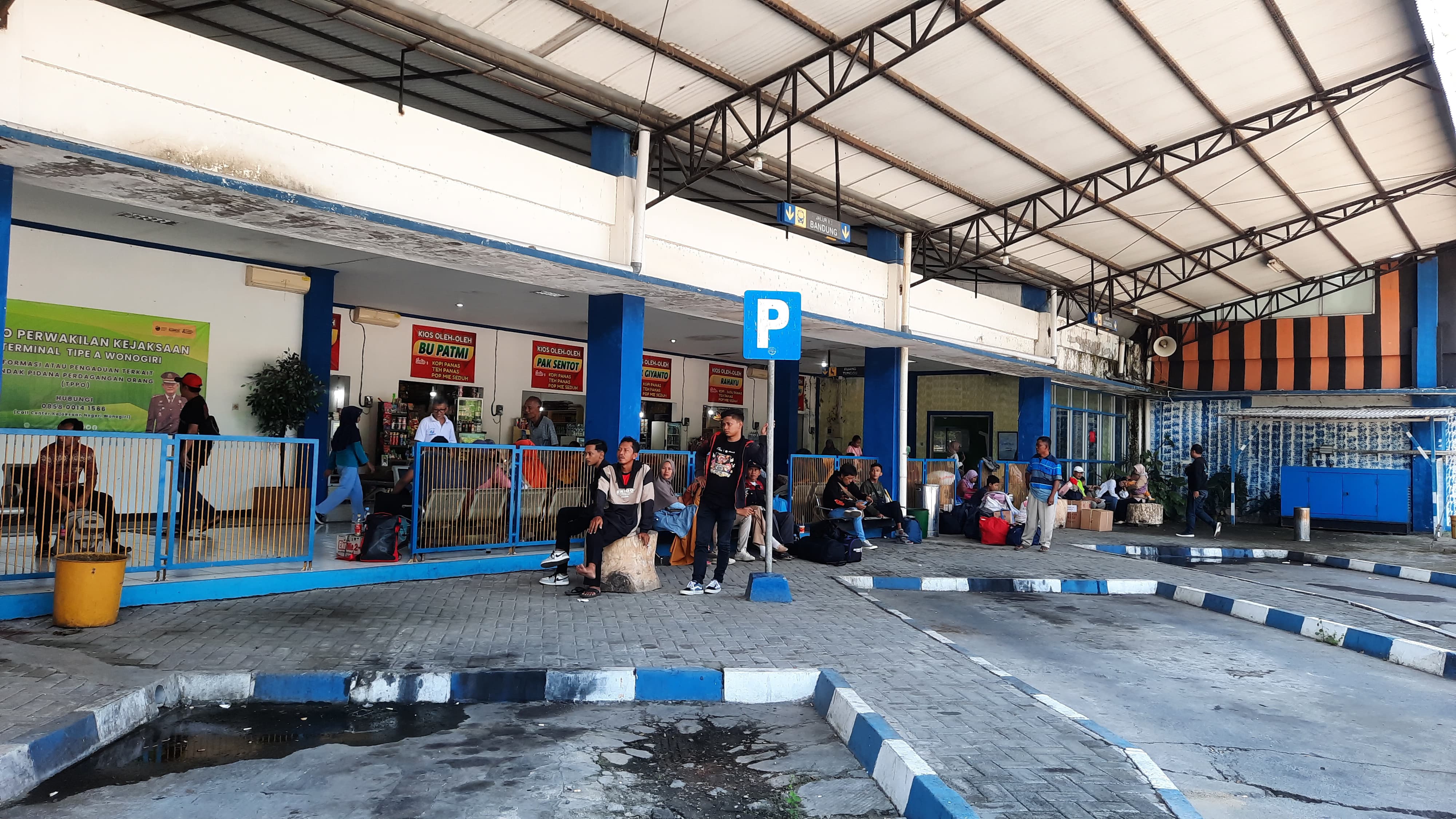 Calon penumpang menunggu bus di Terminal Giri Adipura Wonogiri, Selasa (16/4/2024).