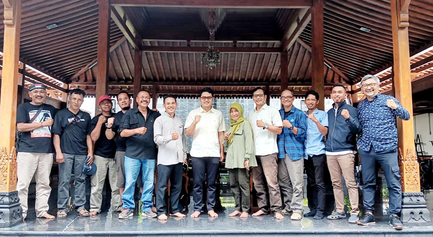 Sepuluh parpol nonparlemen di Karanganyar deklarasi dukung Ilyas Akbar Almadani sebagai cabup Karanganyar. (Rudi Hartono/Radar Solo)