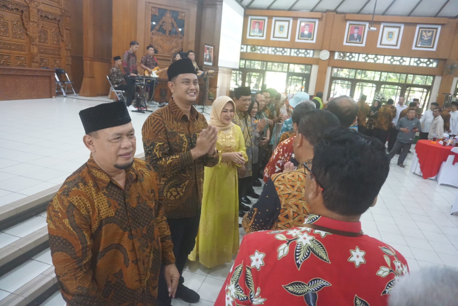 Ketua DPRD Klaten Hamenang Wajar Ismoyo (dua dari kiri) bersama pimpinan DPRD Klaten, dan bupati-wakil bupati pada halalbihalal di Gedung Paripurna, Selasa (14/4/2024).