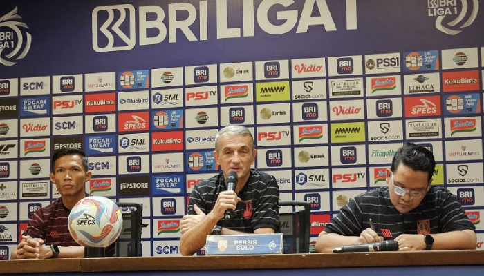 Pelatih Persis Solo Milomir Seslija (tengah) saat konferensi pers sebelum pertandingan Liga 1 melawan Persija Jakarta di Stadion Utama Gelora Bung Karno, Jakarta, Selasa (16/4/2024).