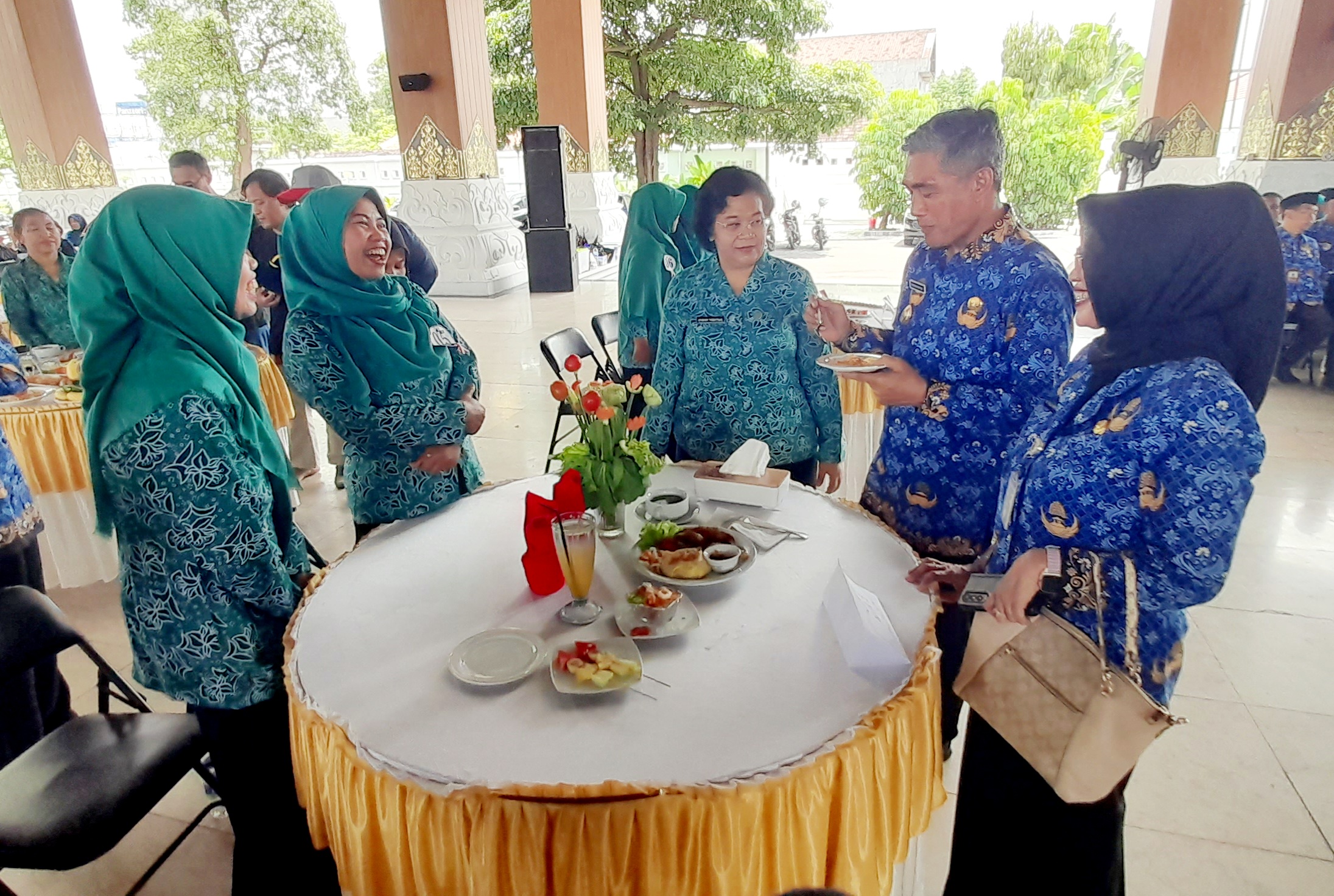 Pj Bupati Karanganyar Timotius Suryadi (dua dari kanan) mencicipi salah satu menu kreasi ibu-ibu PKK. (Rudi Hartono/Radar Solo)