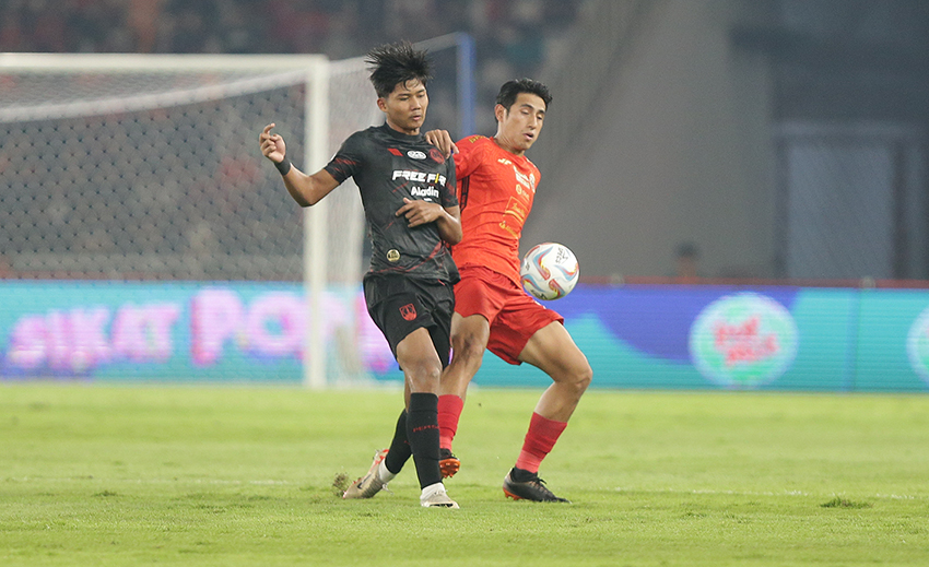 Striker Persis Solo Arkhan Kaka saat berebut bola dengan pemain Persija Jakarta di Stadion Gelora Bung Karno, Rabu malam (17/4/2024).