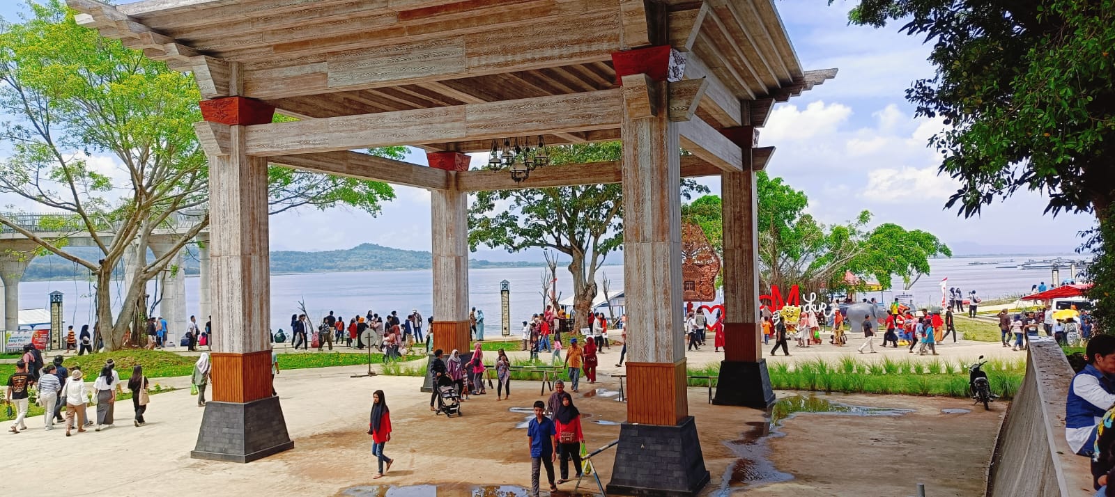 Wisatawan menikmati liburan di objek wisata Waduk Gajah Mungkur belum lama ini.