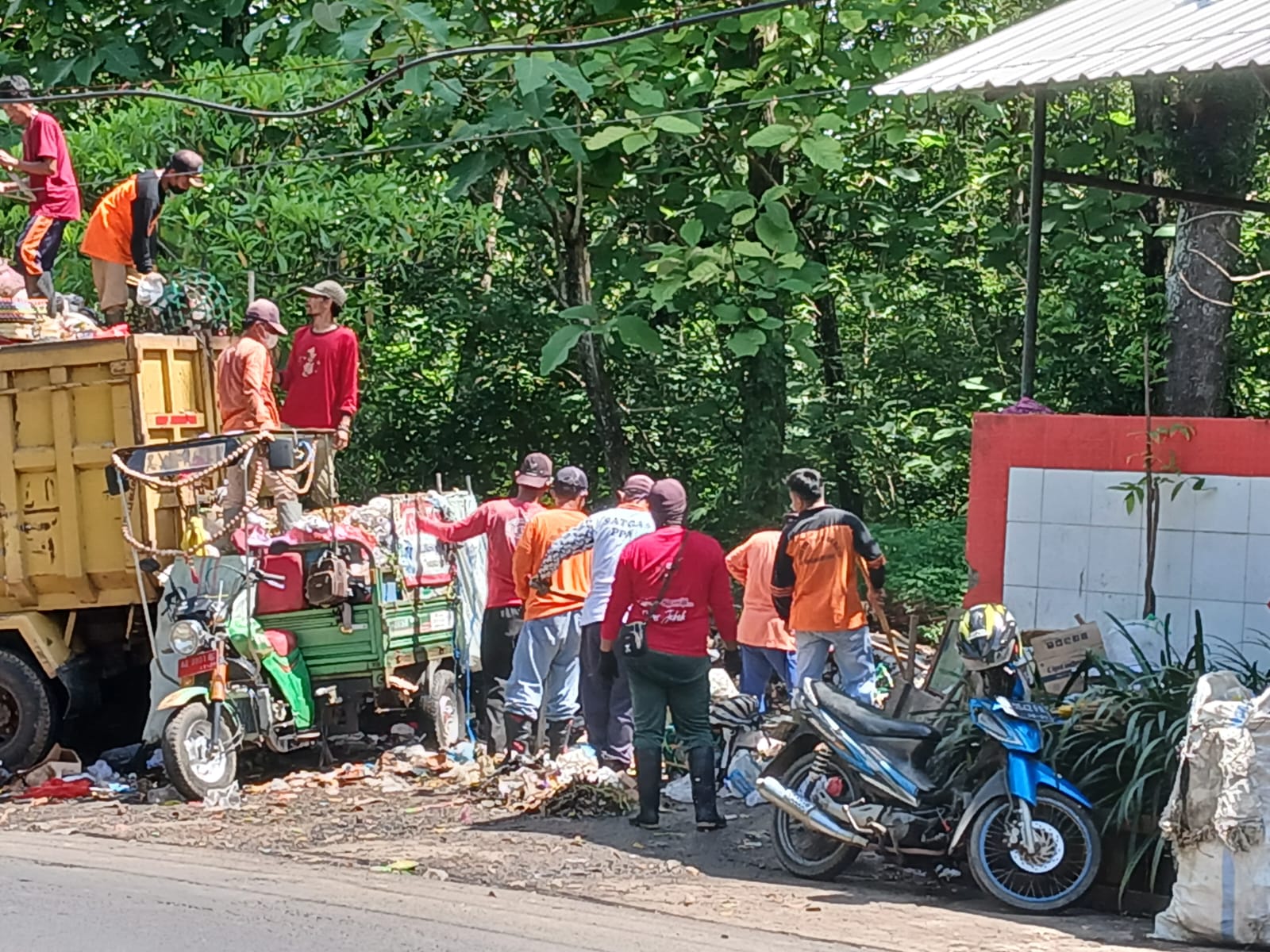 Penanganan sampah di TPS Alas Kethu, Kecamatan Wonogiri Kota.