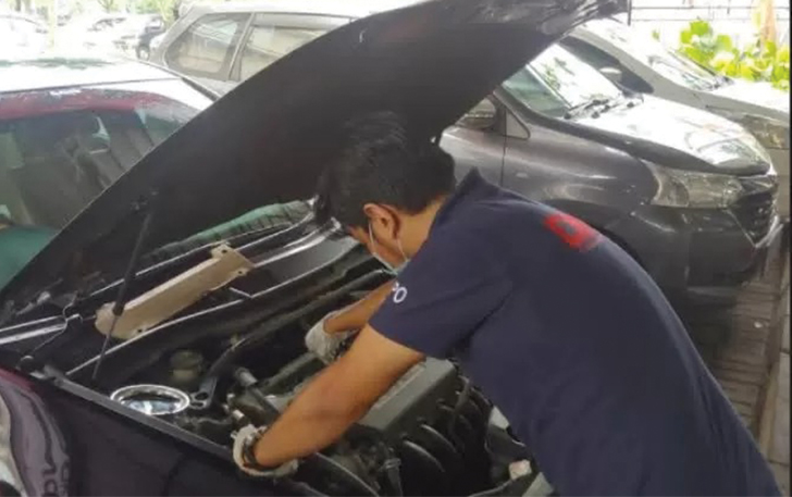 Ilustrasi perawatan mesin mobil.