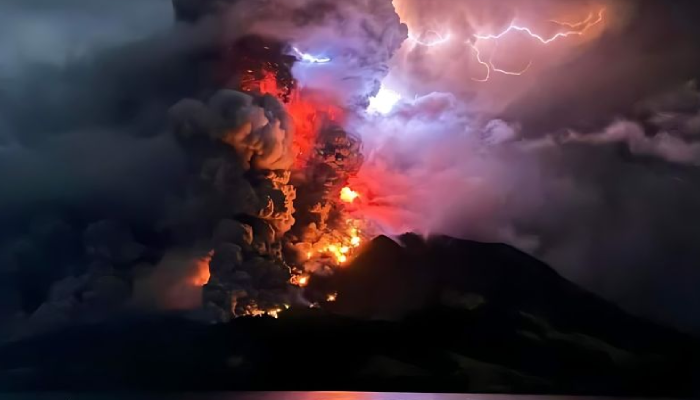 Erupsi disertai kilatan petir vulkanik Gunung Ruang di Kabupaten Sitaro, Sulawesi Utara, Rabu (17/4/2024).