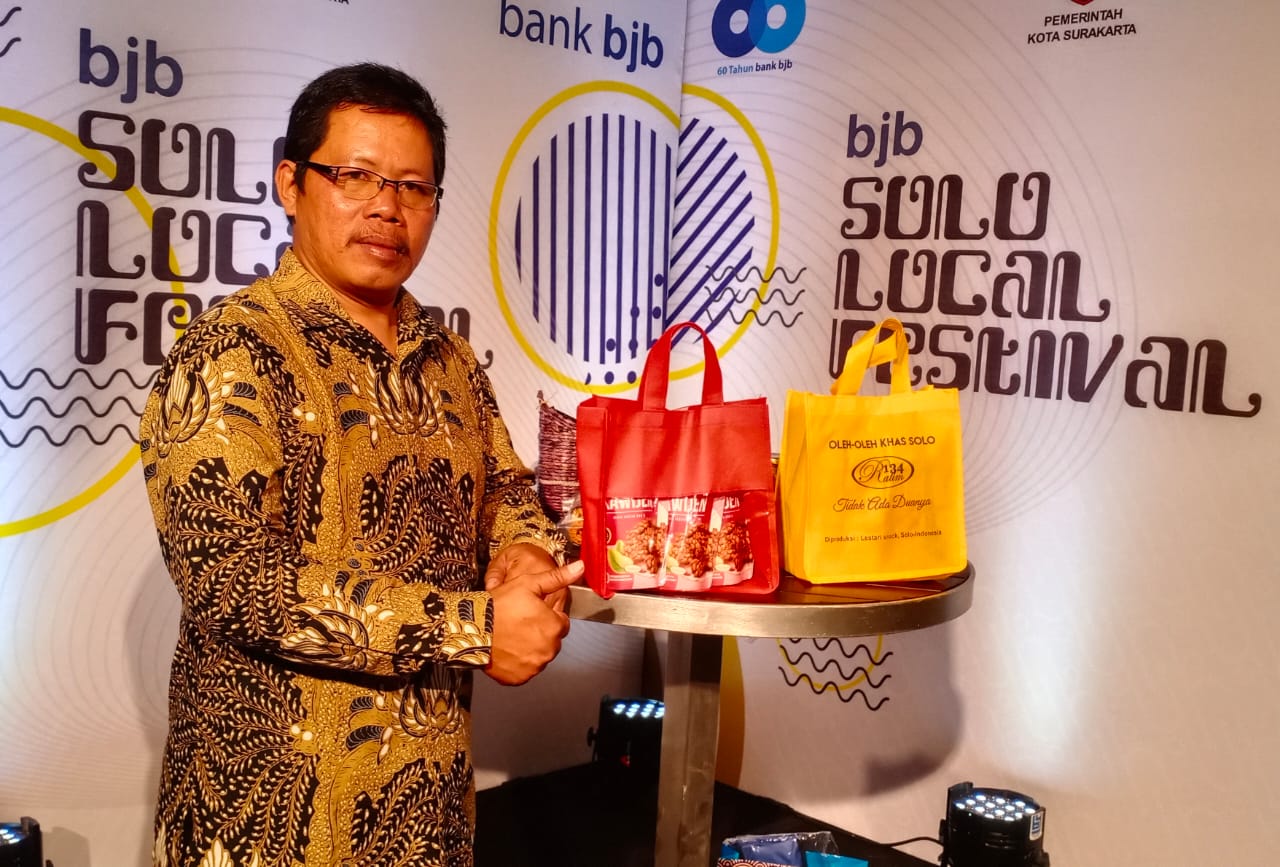 Ratim Santoso bersama dengan produk Ampyang Kawijen buatannya yang kini berhasil tembus ritel besar.