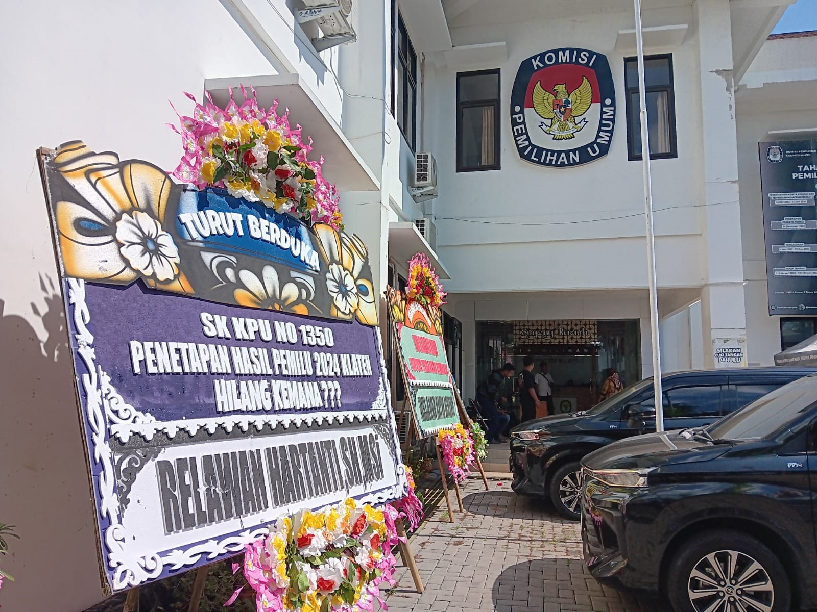 Deretan karangan bunga yang berada di halaman Kantor KPU Klaten di Jalan Mayor Kusmanto, Desa Sekarsuli, Kecamatan Klaten Utara, Klaten, Jumat (19/4/2024).&nbsp;