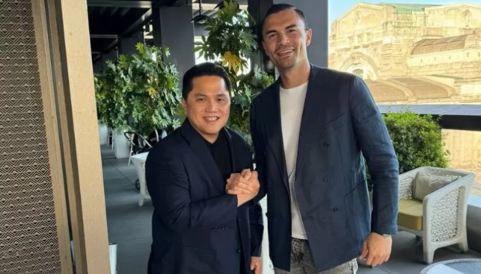 Emil Audero bersama Ketua Umum PSSI Erick Thohir.