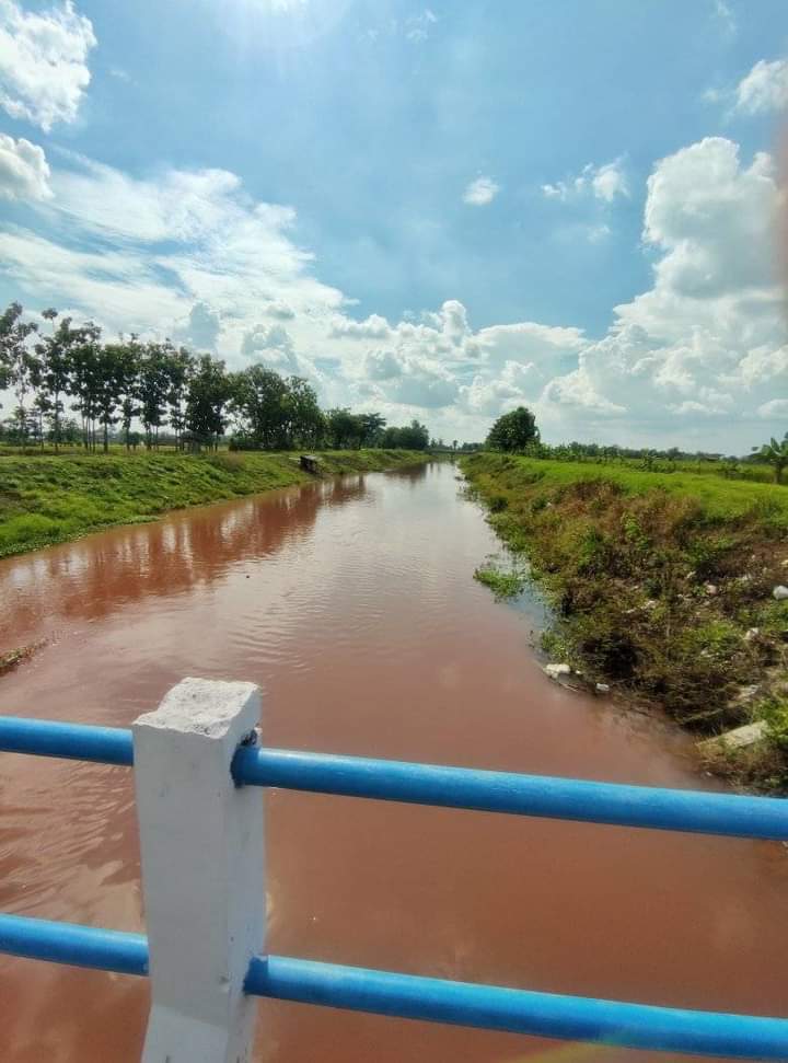 Kondisi aliran Bengawan Solo yang berwarna kemerahan.&nbsp;
