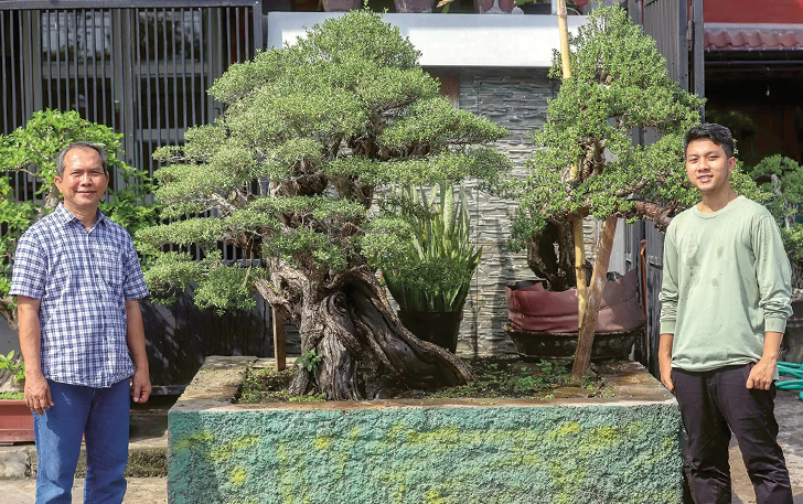 EKSOTIS: Ariel Hidayat (kiri) bersama sang anak, Muhammad Bayu Abisatya dengan koleksi bonsai santigi.