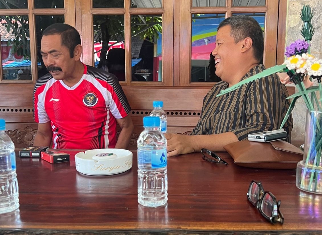 AKRAB: Ketua DPC PDIP Kota Solo F.X. Hadi Rudyatmo (kiri) ngobrol bersama Andi Wibowo di Pucangsawit, Jumat  (19/4/2024).