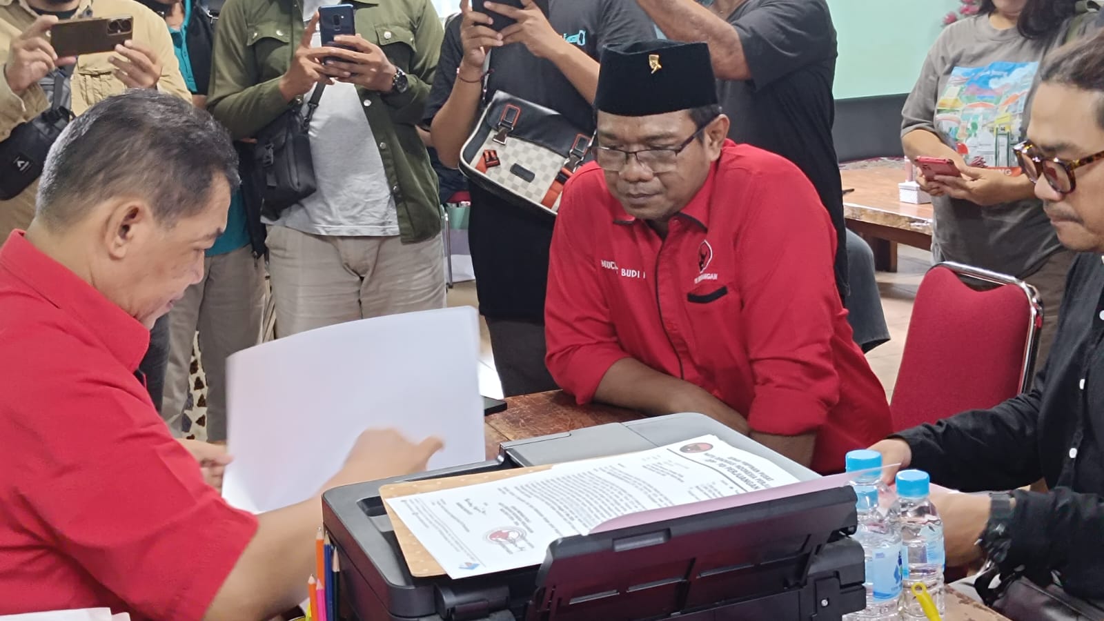 Mantan wartawan asal Kota Bengawan, Muchus Budi Rahayu mendaftarkan diri sebagai balon wakil wali kota ke DPC PDIP Kota Solo, Sabtu (20/4/2024).