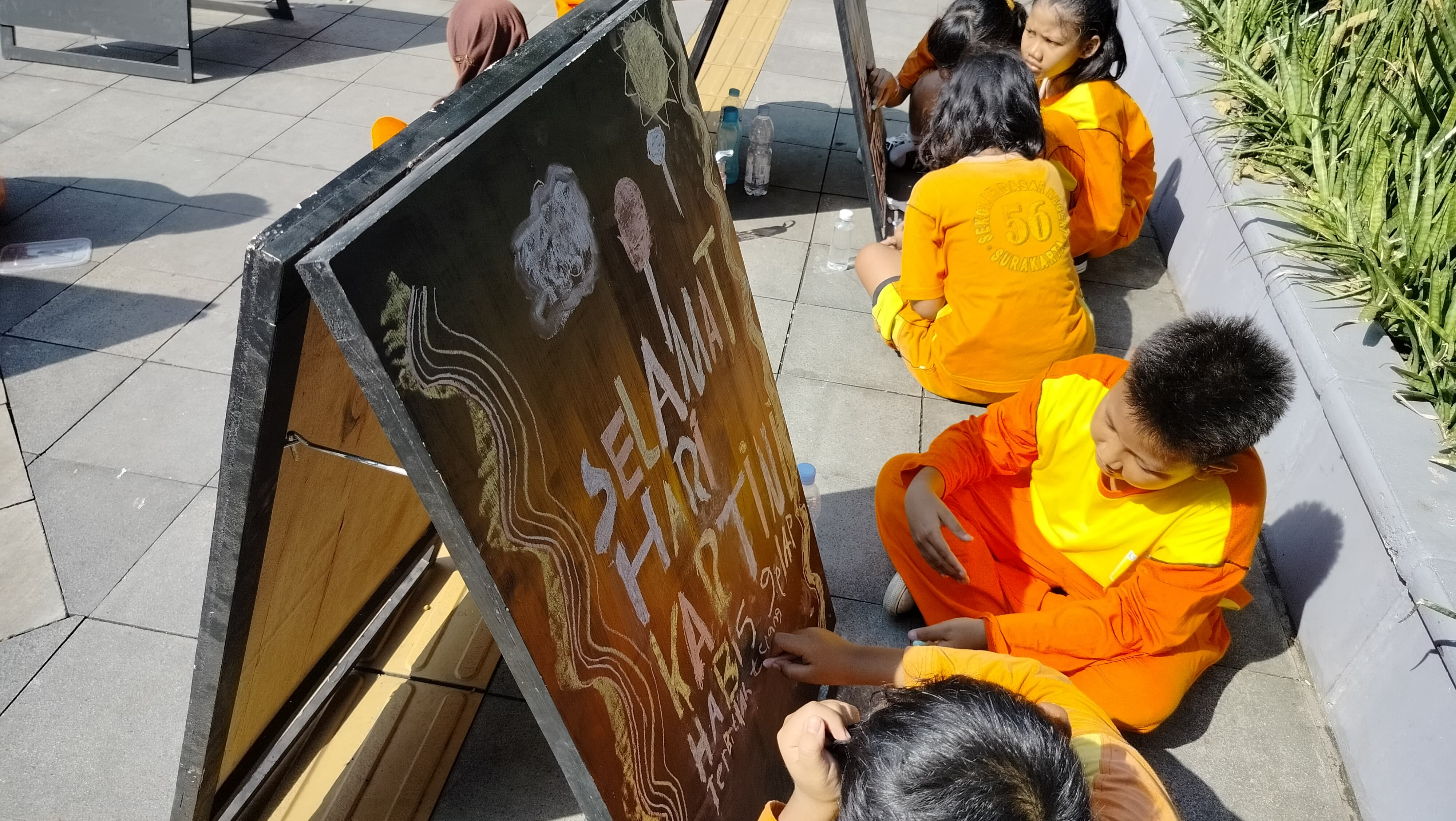 Siswa SDN Bromantakan menggambar tema Hari Kartini.