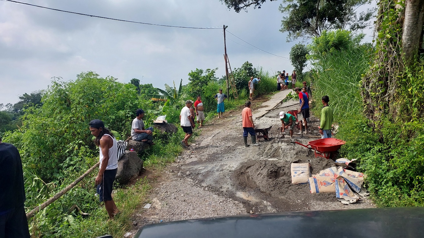 Warga Desa Jelok, Kecamatan Cepogo memperbaiki jembatan yang rusak di wilayah setempat, kemarin (21/4). (Ragil Listiyo/Radar Solo)