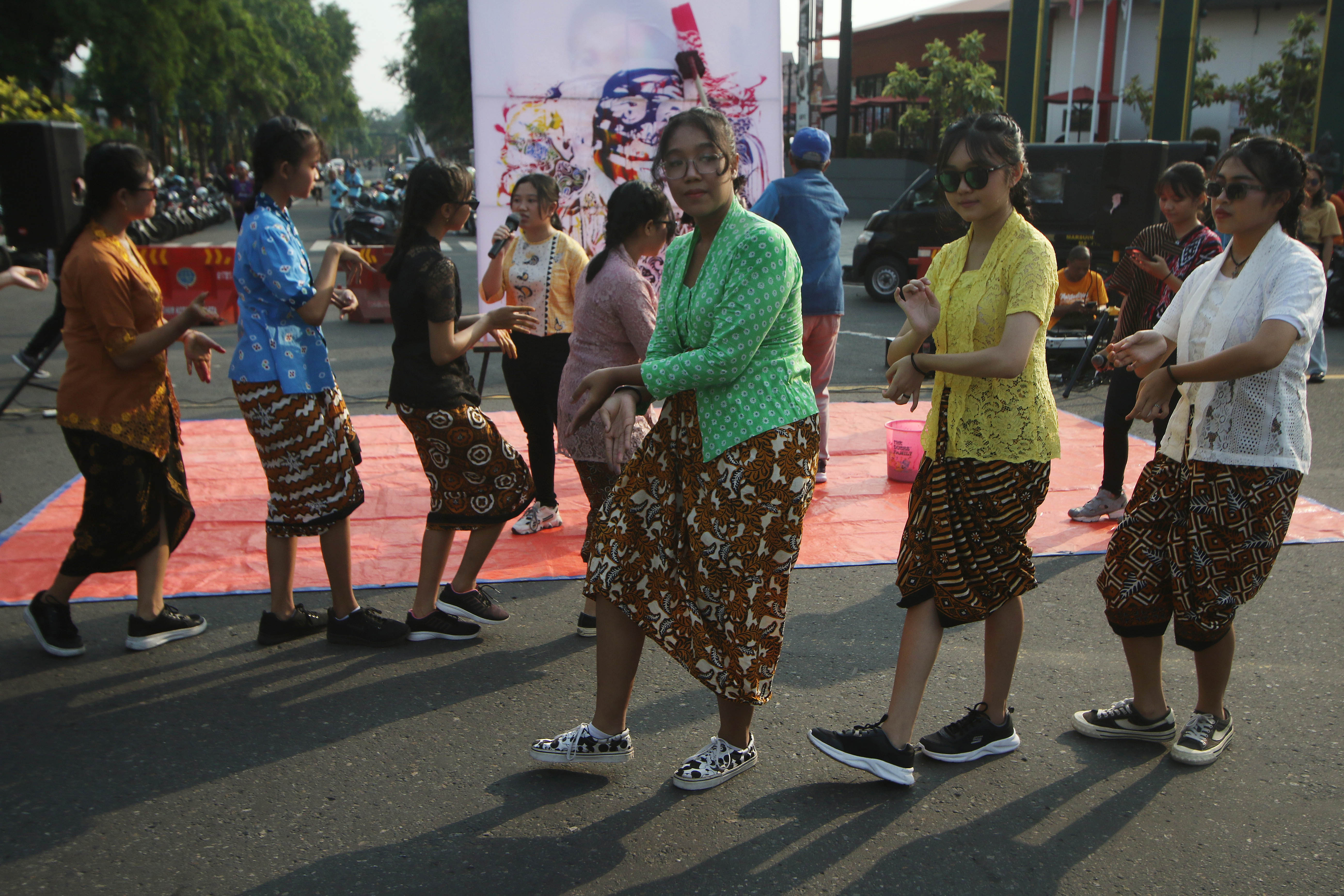 Siswa sekolah swasta di Kota Solo menggelar performing art menyambut Hari Kartini di car free day (CFD) Jalan Slamet Riyadi, Minggu (21/4/2024).&nbsp;
