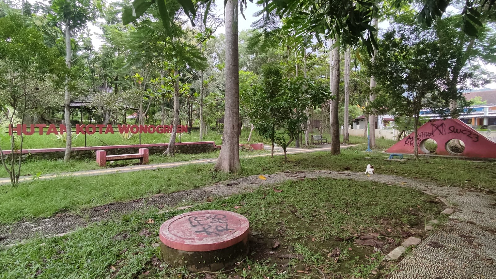 Kondisi Hutan Kota Wonogreen yang banyak terdapat coretan, Minggu (21/4/2024).