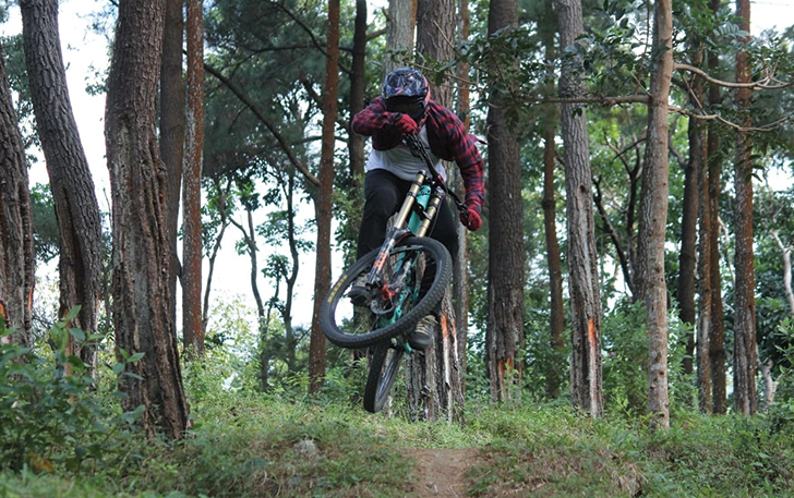 RUTE MENANTANG: Rider downhill unjuk gigi di Kandang Pitik Bike Park, Eromoko, Wonogiri.