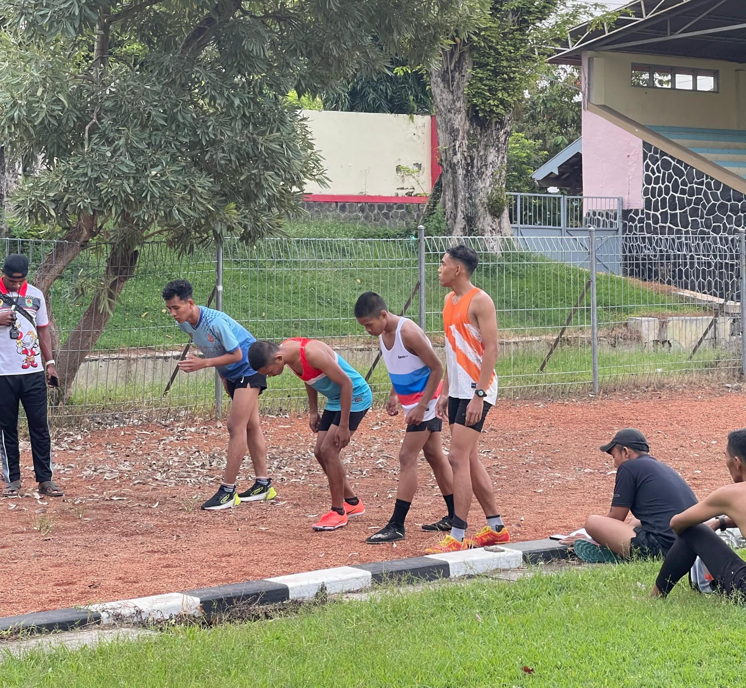 Atlet lari berlatih di Stadion Taruna Sragen, beberapa waktu lalu. (Ahmad Khairudin/Radar Solo)
