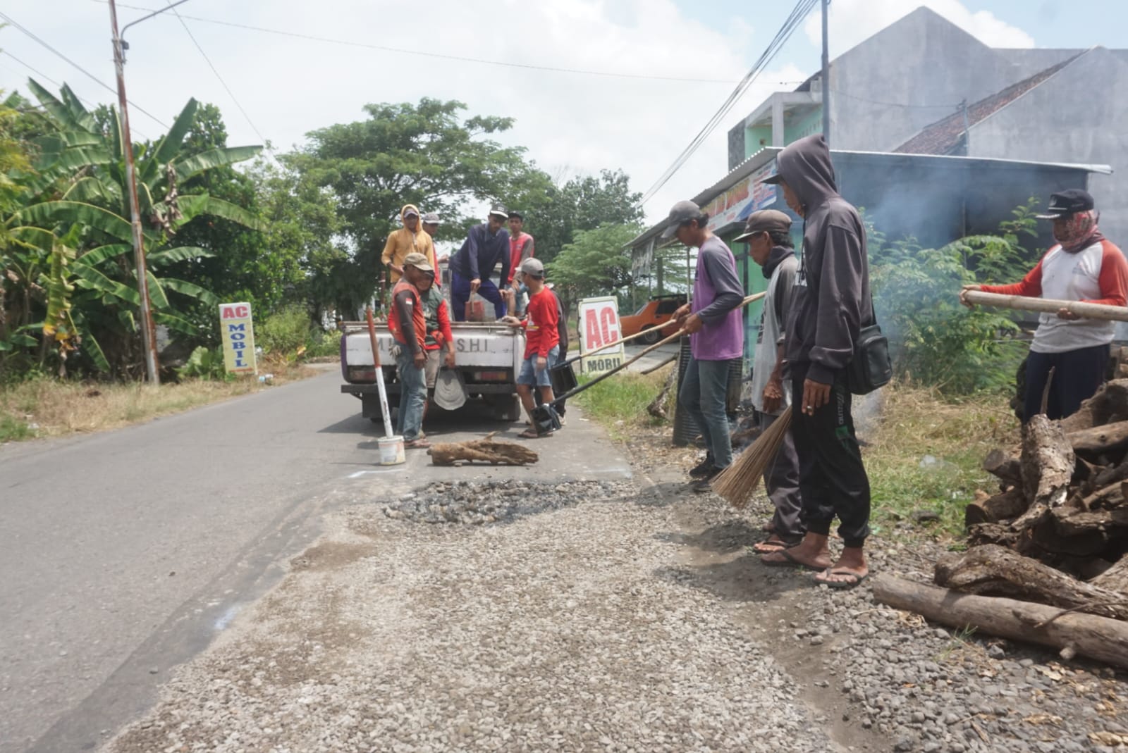 Perbaikan jalan berlubang di ruas Jalan Desa Bulan, Kecamatan Wonosari, Klaten, beberapa waktu lalu. (Angga Purenda/Radar Solo)
