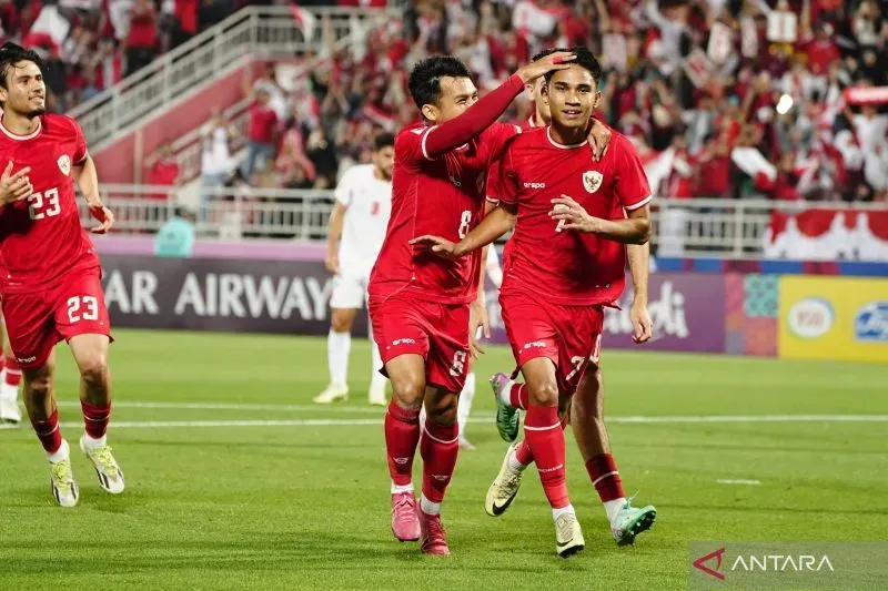 Gelandang timnas Indonesia U-23 Marselino Ferdinan (kanan) merayakan gol yang dicetaknya ke gawang Yordania pada pertandingan Grup A Piala Asia U-23 2024 di Stadion Abdullah bin Khalifa, Doha, Minggu.