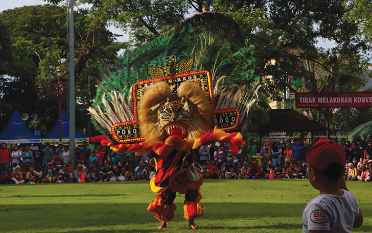 MEMUKAU: Pertunjukan kesenian Reog oleh IAIN Watoe Dakon Ponorogo, dalam agenda Reog in Solo di Balai Kota Solo, Jumat sore (19/4/2024).