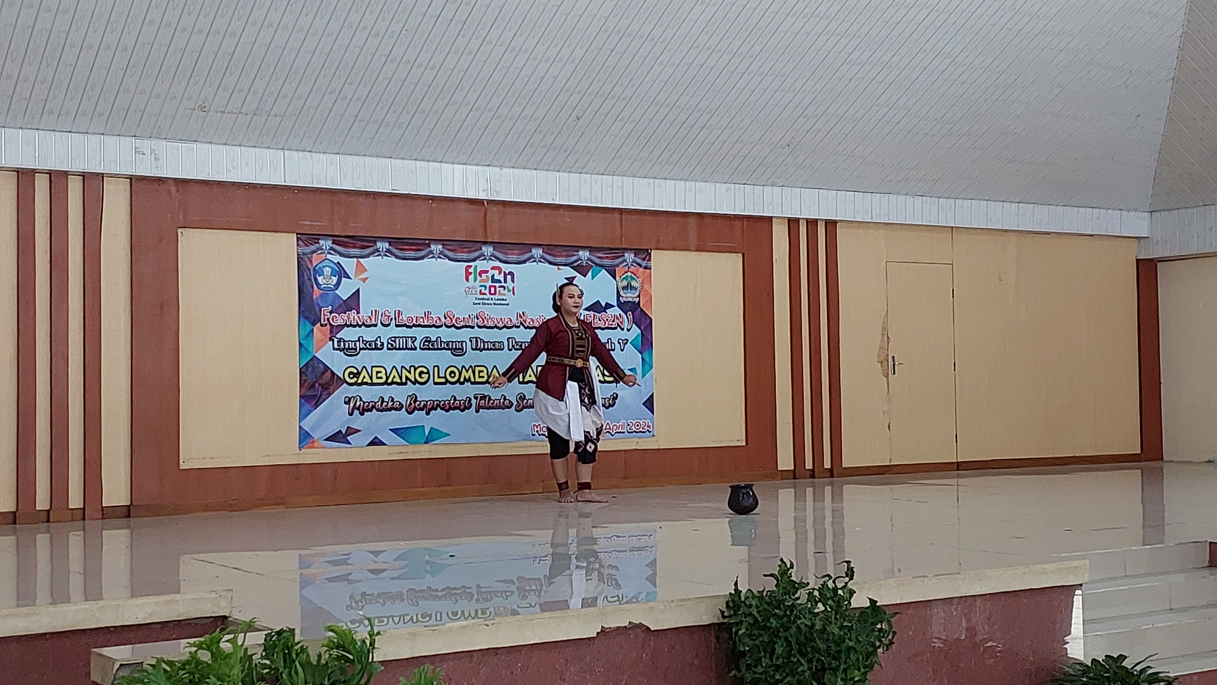 Salah satu peserta lomba menarikan tarian kreasi dalam ajang FL2SN Cabdin Wilayah V Jawa Tengah di SMKN 1 Mojosongo pada Senin (22/4).&nbsp;