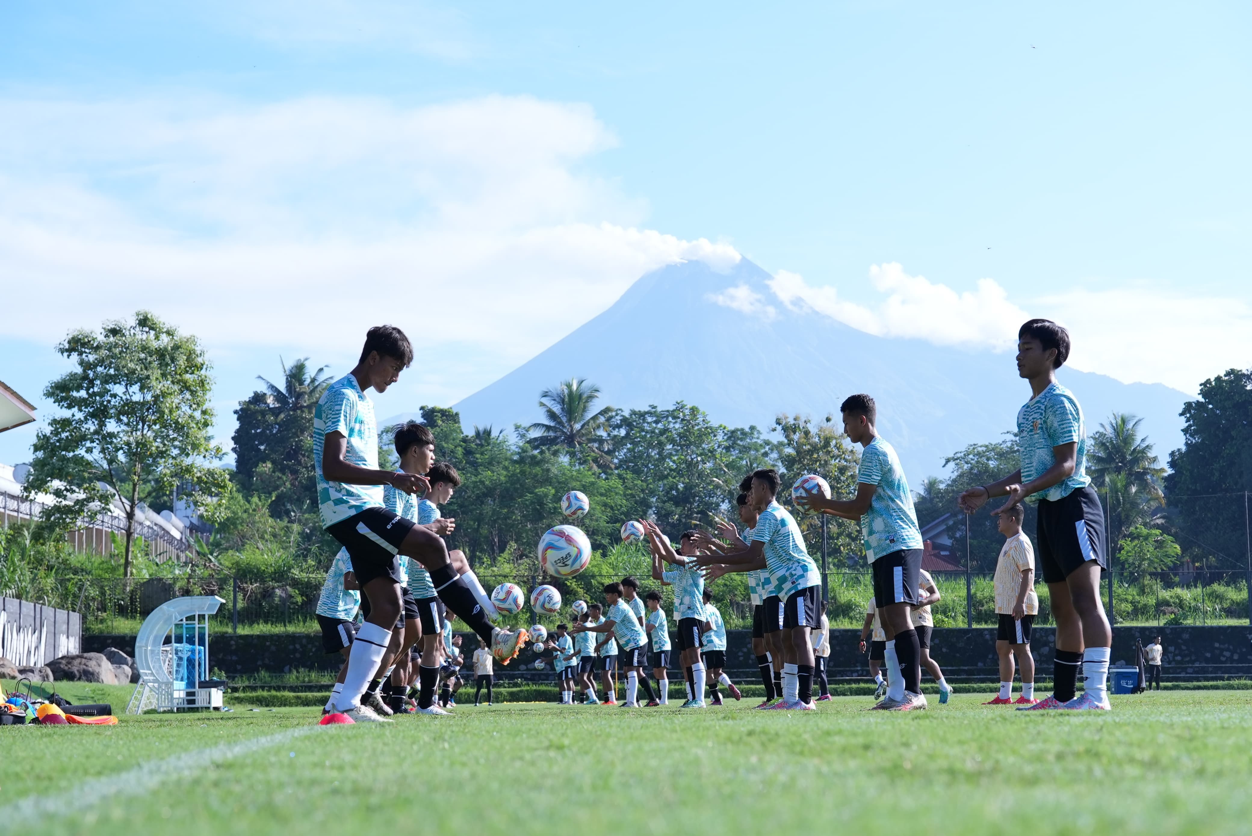 Para pemain Timnas Indonesia U-16 jalani pemusatan latihan di lereng Gunung Merapi, Kaliurang.&nbsp;