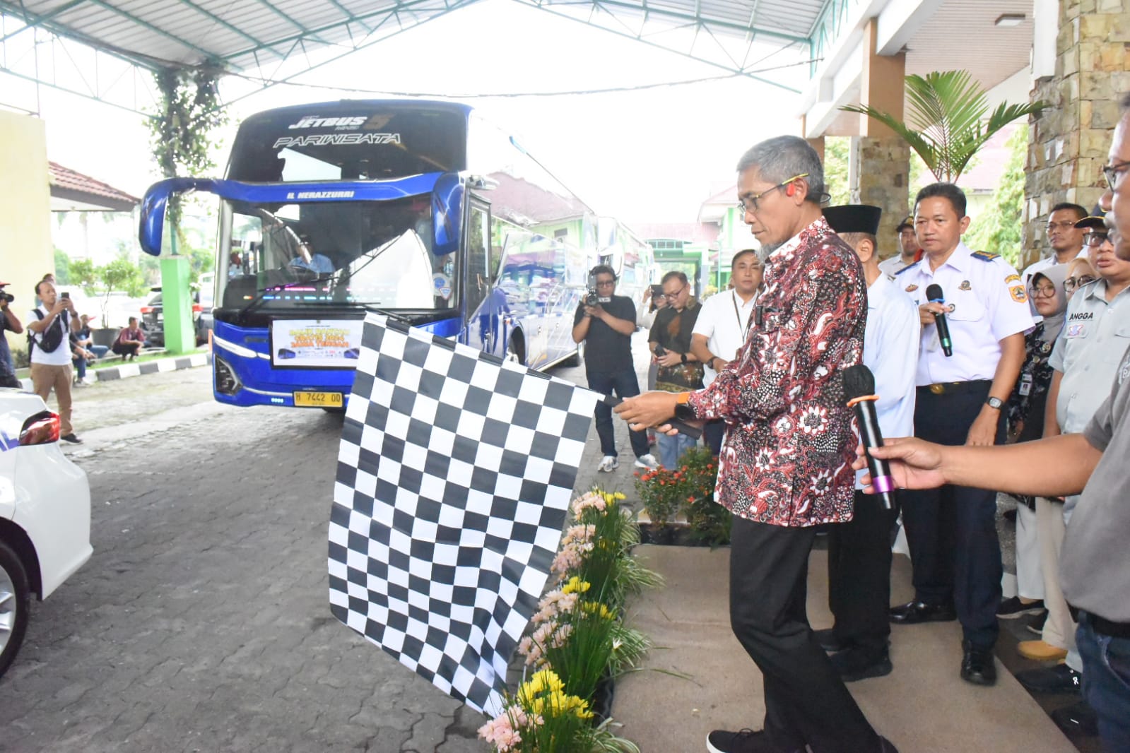 Sekda Provinsi Jateng Sumarno melepas ribuan warganya yang hendak merantau tujuan Jabotabek dan Bandung di Asrama Haji Donohudan Boyolali, Sabtu (20/4/2024).