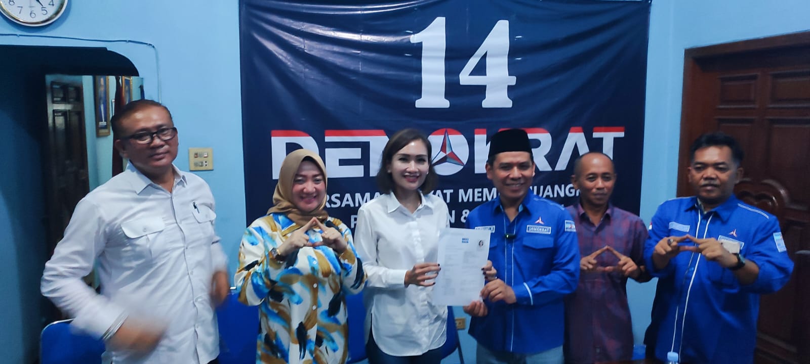 Untung Wina Sukowati (tiga dari kiri) mengambil formulir pendaftaran bacalon bupati Sragen lewat Partai Demokrat, kemarin. (Ahmad Khairudin/Radar Solo)