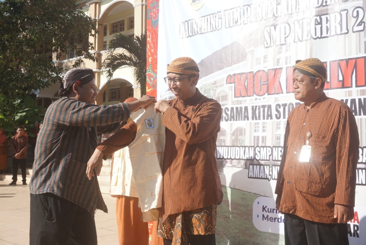 Subkoordinator Kurikulum dan Penilaian Bidang Pembinaan SMP Disdik Klaten, Bintang Agastya mengukuhkan TPPK di SMP N 2 Klaten, Senin (22/4). (Angga Purenda/Radar Solo)