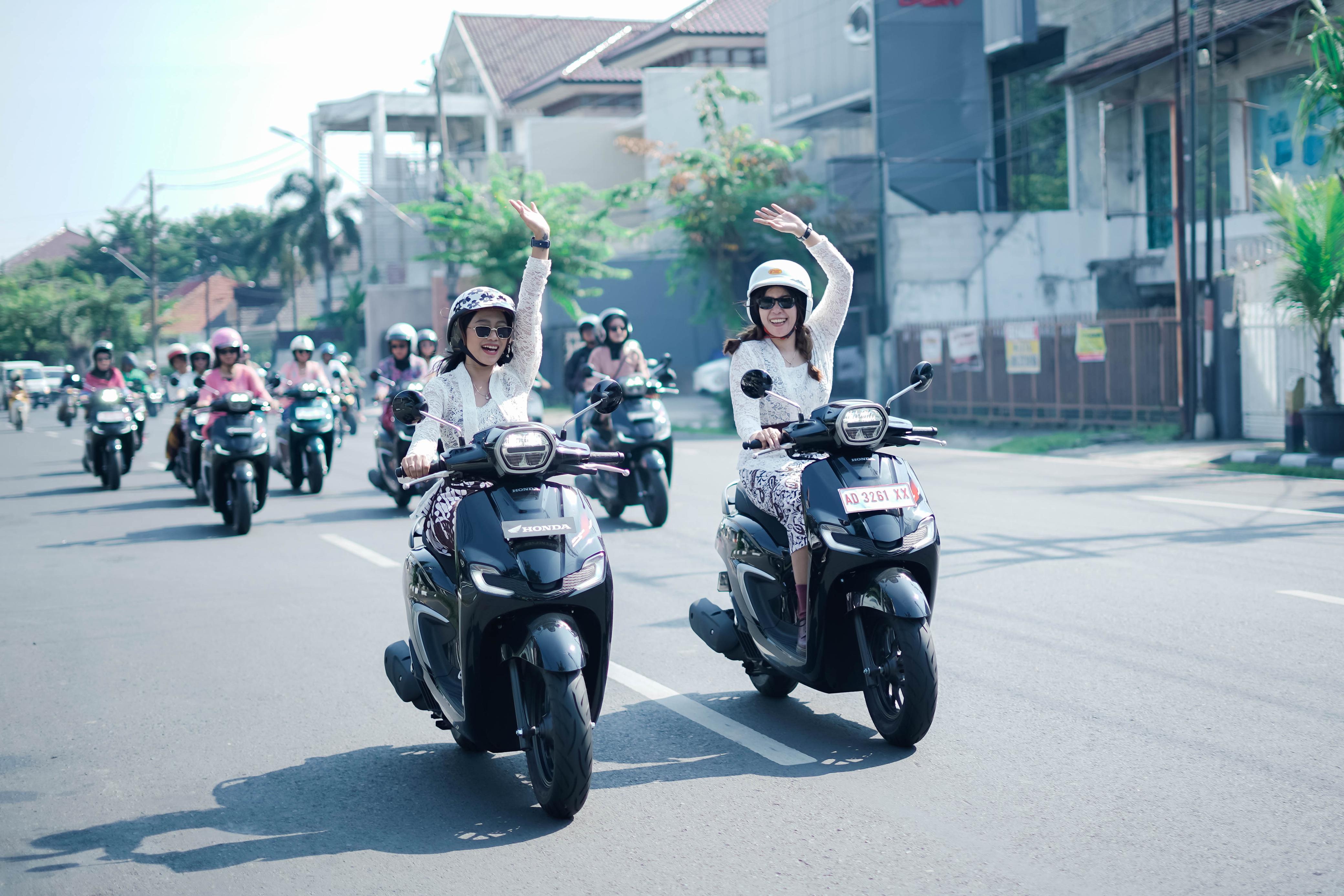 Lady Bikers dari Honda Community Jateng melakukan konvoi dengan menggunakan motor Honda Stylo160 dalam ajang SRIKANDI (Sunmori Kartini Masa Kini).